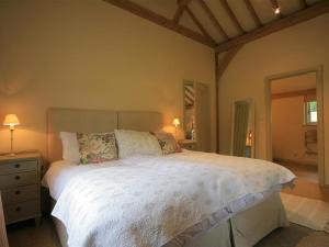מיטה או מיטות בחדר ב-West Barn