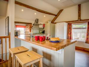 A kitchen or kitchenette at Top Barn