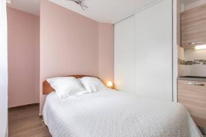 Un pat sau paturi într-o cameră la Appartement terrasse Stella Casino centre classé 3 étoiles