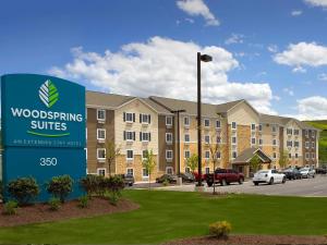 ウィルクス・バリにあるWoodSpring Suites Wilkes-Barreの看板のある建物