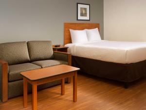 Tempat tidur dalam kamar di WoodSpring Suites Wilkes-Barre