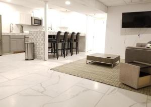 新奥尔良7 BR- Sleeps 15! Famous Lakefront Amazing Property!的客厅里有一张沙发和一张桌子。