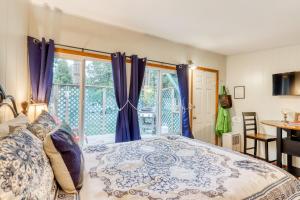 um quarto com uma cama com cortinas azuis e uma janela em Redwood Roost em Arcata