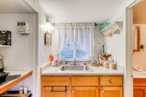 uma cozinha com um lavatório e uma janela em Redwood Roost em Arcata