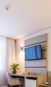 Uma TV ou centro de entretenimento em Viale Cataratas Hotel & Eventos