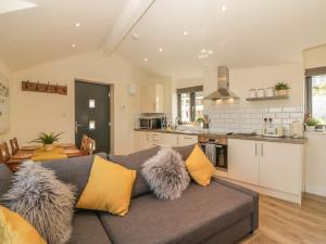 sala de estar con sofá y cocina en Harbour View Retreat en Brixham