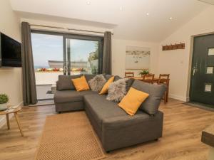sala de estar con sofá y ventana grande en Harbour View Retreat en Brixham