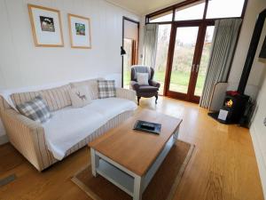 ein Wohnzimmer mit einem Sofa und einem Couchtisch in der Unterkunft Burley in Cottesmore