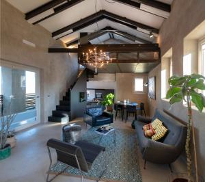Posezení v ubytování ROSTAGNI1834: VILLA WITH 2 APTS AND POOL IN THE BAROLO REGION