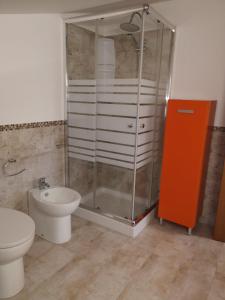 uma casa de banho com um chuveiro, um WC e um lavatório. em Villa Engi em Arenella