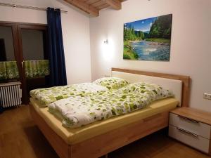 Giường trong phòng chung tại Speckbichlhaus inkl. Chiemgaukarte