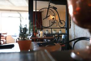 - un vélo suspendu au mur dans un restaurant dans l'établissement The Rising Sun, à Coltishall
