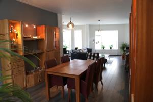 uma sala de jantar com uma mesa de madeira e cadeiras em Beach Appartement em Vlissingen