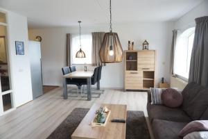 een woonkamer met een bank en een tafel bij Residence Juliana 17 in Julianadorp