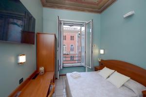 ein Schlafzimmer mit einem Bett und einem großen Fenster in der Unterkunft Soana City Rooms in Genua