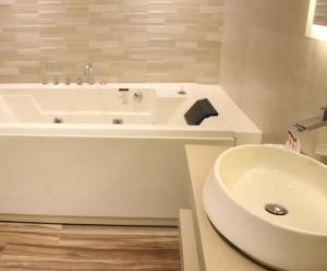 Koupelna v ubytování Eden Hotel