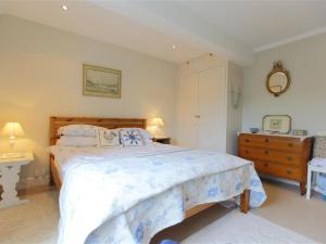 Ένα ή περισσότερα κρεβάτια σε δωμάτιο στο The Mews Cottage
