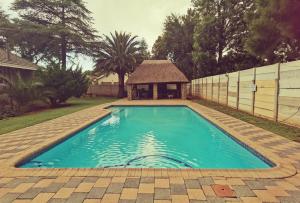 Kolam renang di atau dekat dengan Monica's Premium Guesthouse