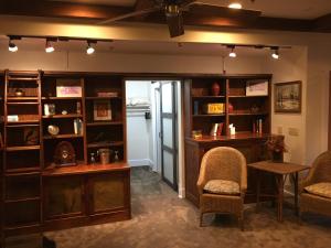 une chambre avec des étagères, une table et des chaises dans l'établissement Lake Pointe Inn, à McHenry