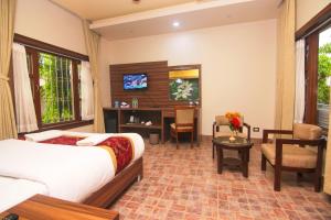 Televisyen dan/atau pusat hiburan di Jungle Safari Lodge- Serenity in the Wild