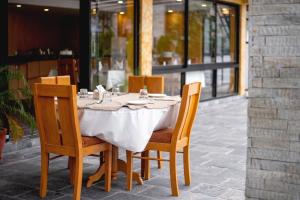 Ein Restaurant oder anderes Speiselokal in der Unterkunft Gateway Himalaya Resort 