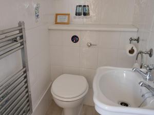 ein weißes Badezimmer mit Toilette und Waschbecken in der Unterkunft Waterson in Weymouth + 22 Fotos