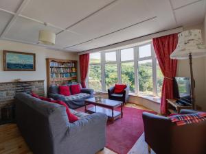 ein Wohnzimmer mit Sofas und einem großen Fenster in der Unterkunft Waterson in Weymouth