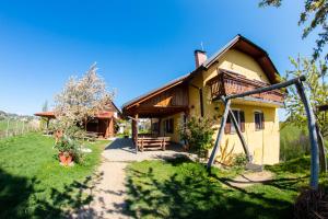 a house with a pathway leading to it at Turistična kmetija Dreisiebner in Špičnik