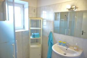 A bathroom at Apartments Obdach