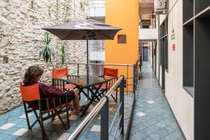 Ruang duduk di Granados Hostel