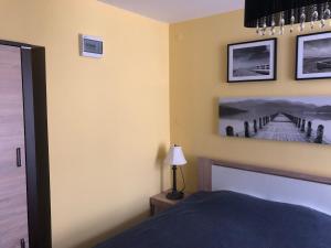 Łóżko lub łóżka w pokoju w obiekcie Leonia- Apartamenty i Pokoje Gościnne