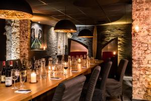 a long table in a restaurant with wine glasses at Mintrops Stadt Hotel Margarethenhöhe in Essen