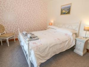 A bed or beds in a room at 2 Bryn Eglwys