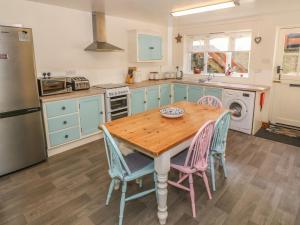 A kitchen or kitchenette at 2 Bryn Eglwys