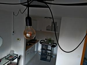 uma cozinha com uma luz pendurada no tecto em FACTORY - SELF check in em Osijek