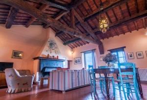 sala de estar con mesa y chimenea en Cottage Casaglia en Paciano