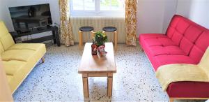 - un salon avec deux canapés et une table basse dans l'établissement La Belle Aultoise, 4 chambres, WIFI, Vue mer, Baie de Somme, à Ault