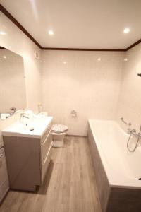 ein Badezimmer mit einem Waschbecken, einer Badewanne und einem WC in der Unterkunft Domaine de vacances à 600m de la plage animations piscines en supplément belle villa climatisée 3 chambres 6 couchages WIFI LRPDSK3 in Portiragnes