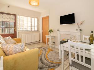 TV a/nebo společenská místnost v ubytování Holly Cottage