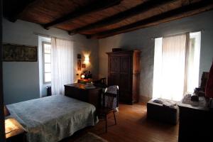 MombaruzzoにあるCasa Viscontiのベッドルーム1室(ベッド1台、デスク、窓2つ付)