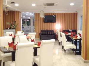 En restaurant eller et andet spisested på Pioneer Hotel Apartments Muscat