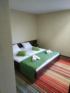 Tempat tidur dalam kamar di Hotel Richi