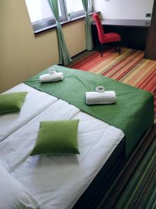 澤尼察的住宿－Hotel Richi，配有红色椅子的客房内的两张床