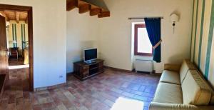 a living room with a couch and a television at Villa Redona in Entratico