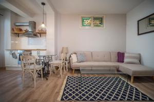 ein Wohnzimmer mit Sofa und Tisch in der Unterkunft The Bookies Apartments in Sofia