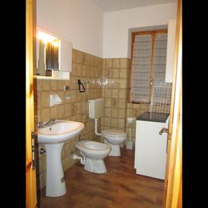 uma casa de banho com 2 WC e um lavatório em Casa La Forsizia em Valdieri
