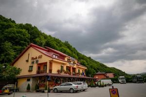 O vedere generală la munți sau o vedere la munte luată de la această pensiune