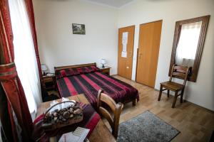 Un pat sau paturi într-o cameră la Pensiune Restaurant ROUTE60