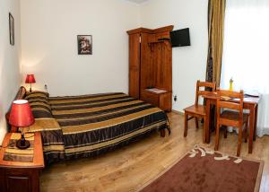 Un pat sau paturi într-o cameră la Pensiune Restaurant ROUTE60