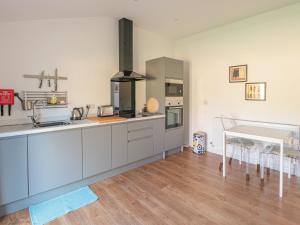 A kitchen or kitchenette at The Old Power House Cottage 2